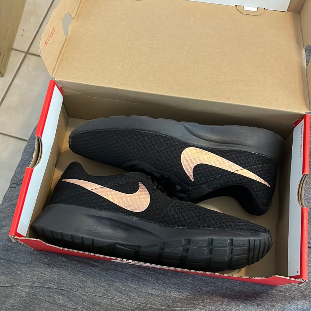 Nike Women’s tanjun sneakers